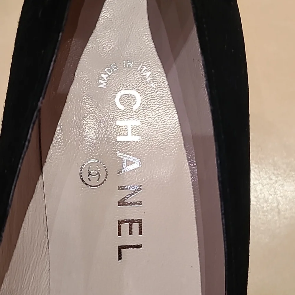 CHANEL black suede pumps with chrome and patent leather details. Size 40 - Picture 12 of 16